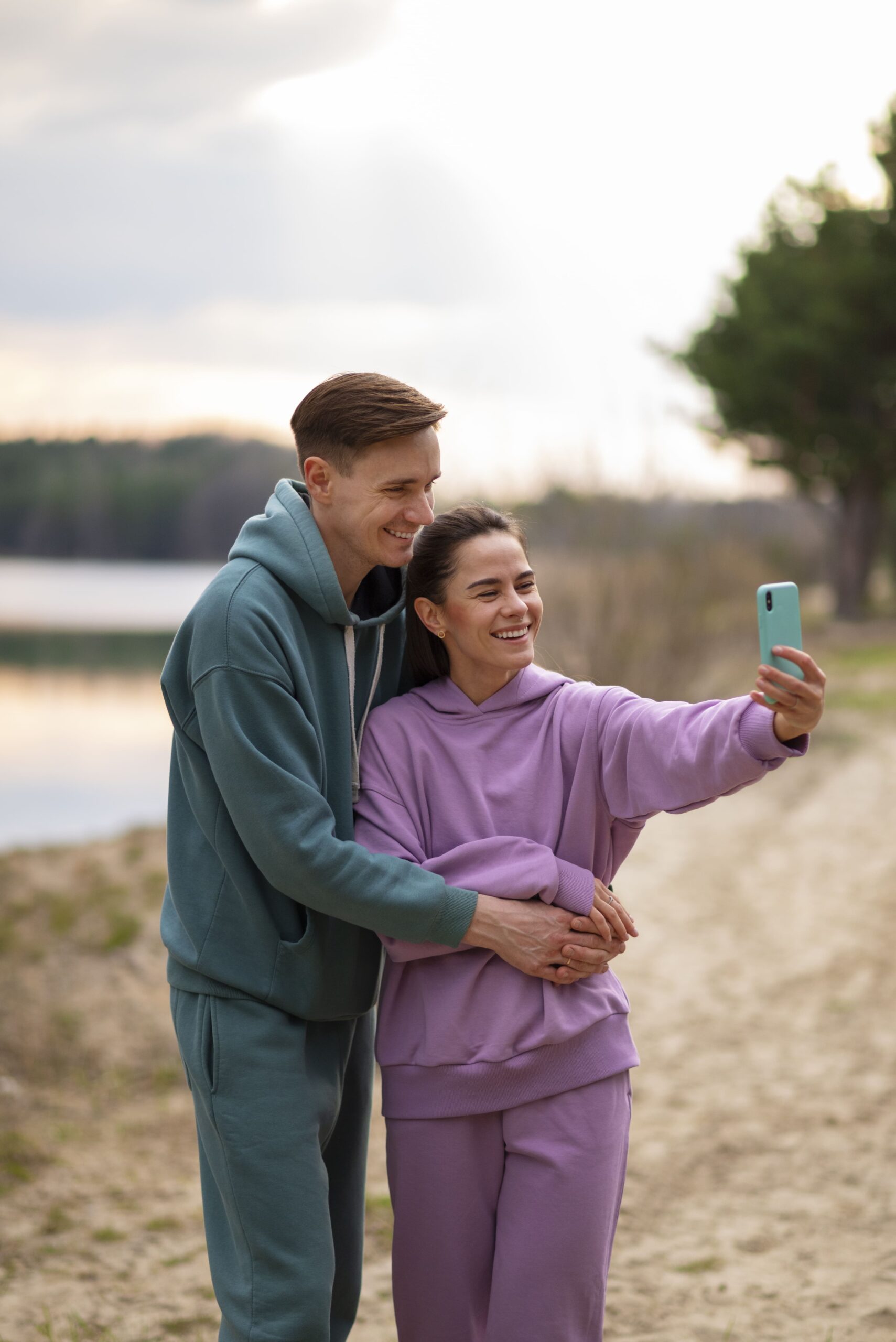 medium-shot-couple-taking-selfie