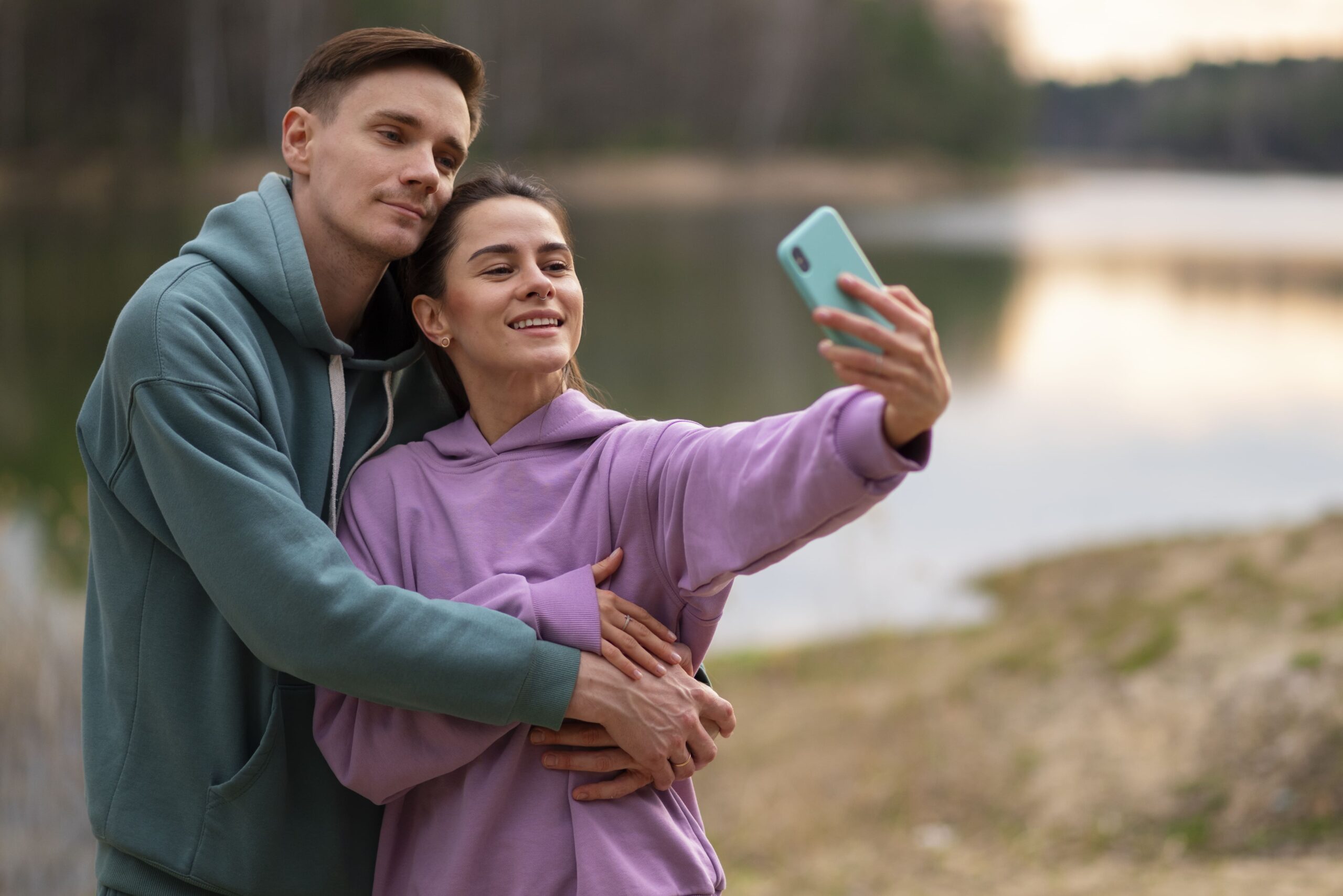 medium-shot-couple-taking-selfie-2