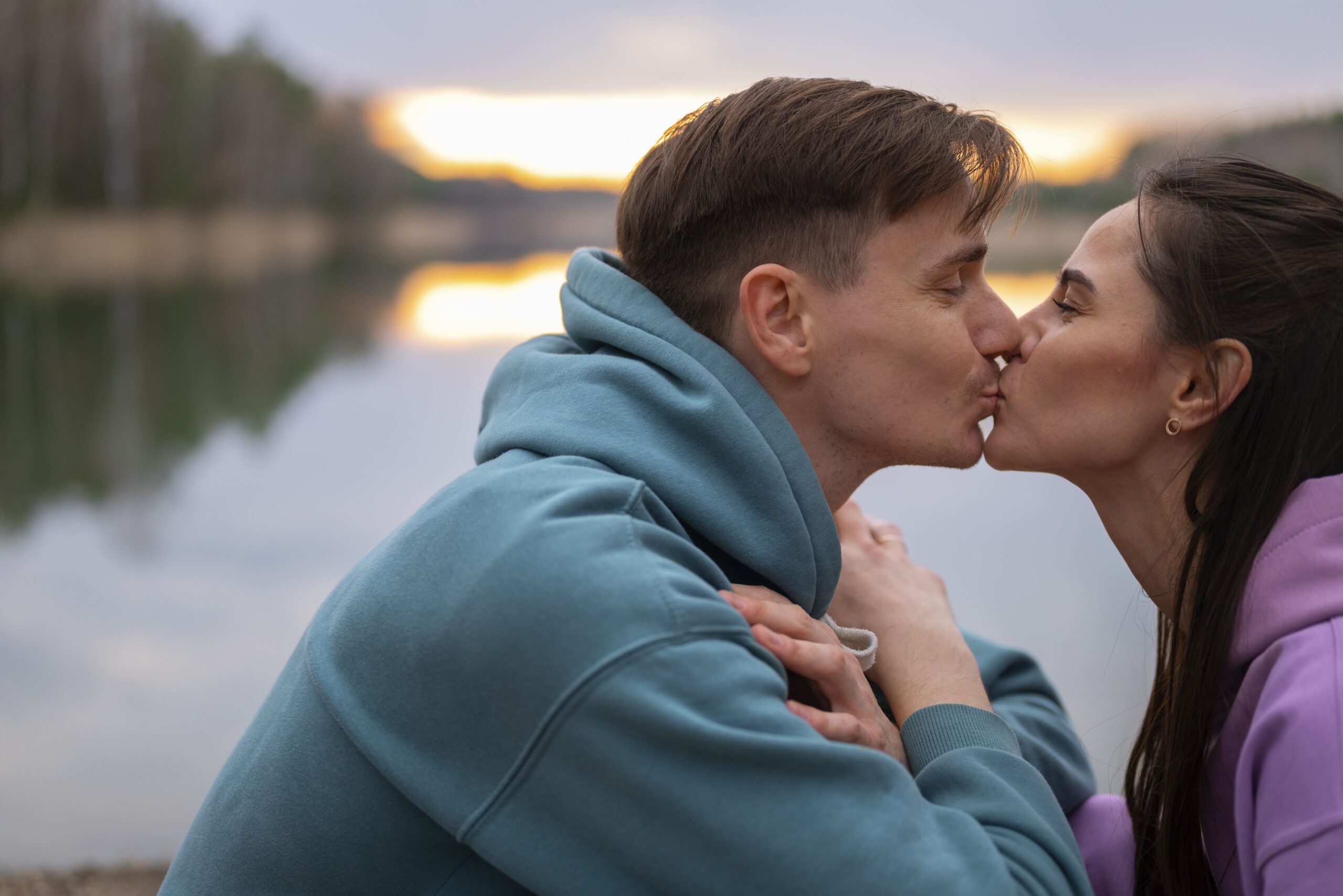 side-view-romantic-couple-outdoors